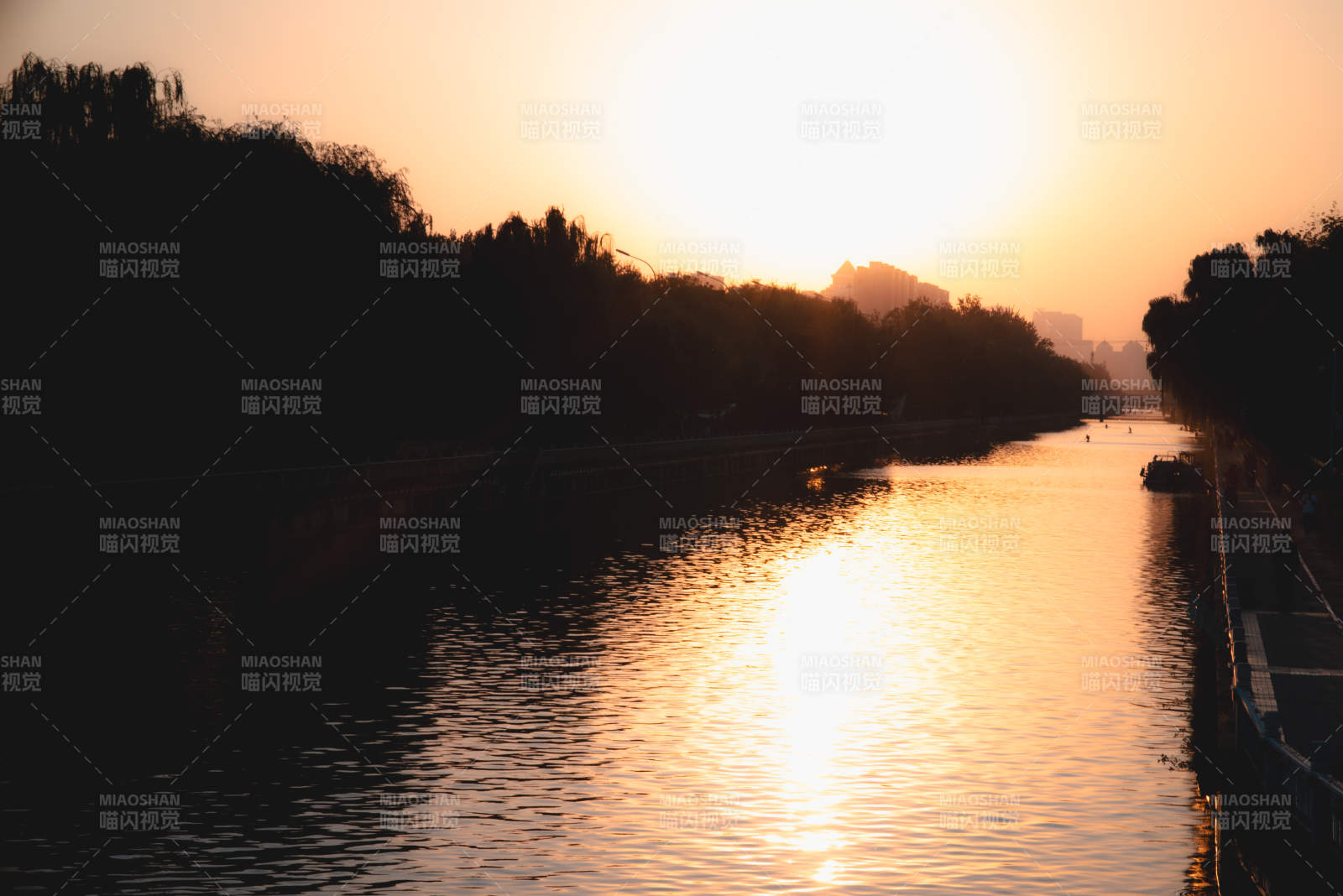 夕陽(yáng)映照河面美景