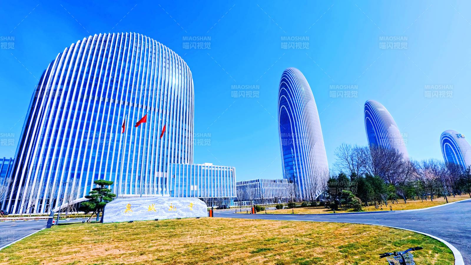邢臺市地標性現代建筑群與藍天相映