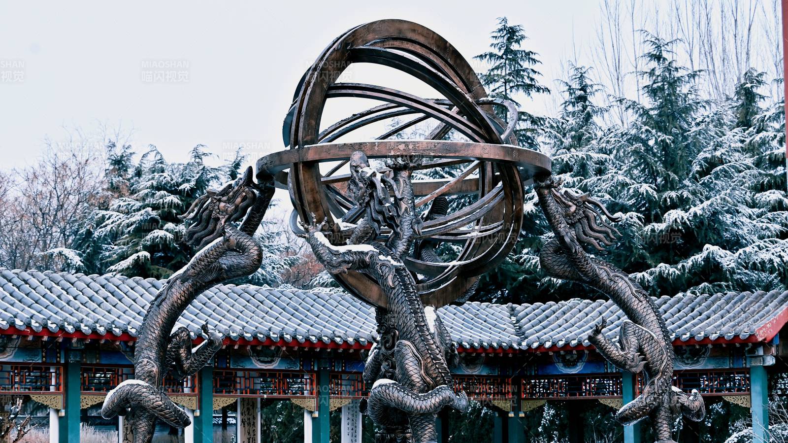 郭守敬紀(jì)念館雪后的古代天文觀測(cè)儀渾儀