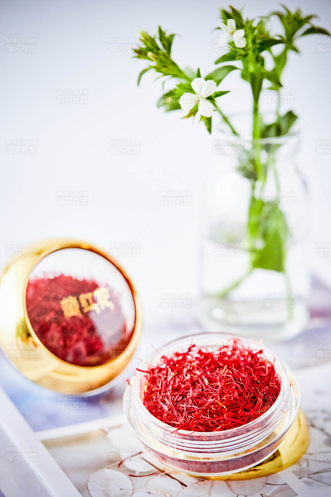 藏紅花與清新花卉靜物