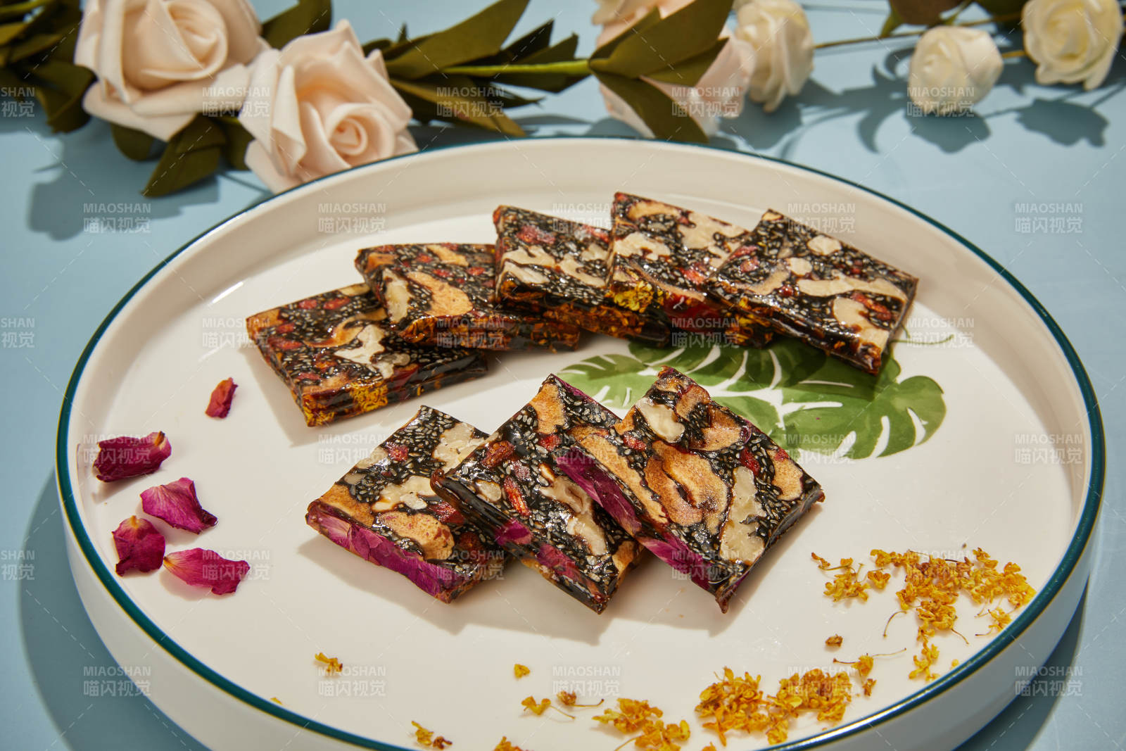 芝麻玫瑰糕點(diǎn)盤中擺