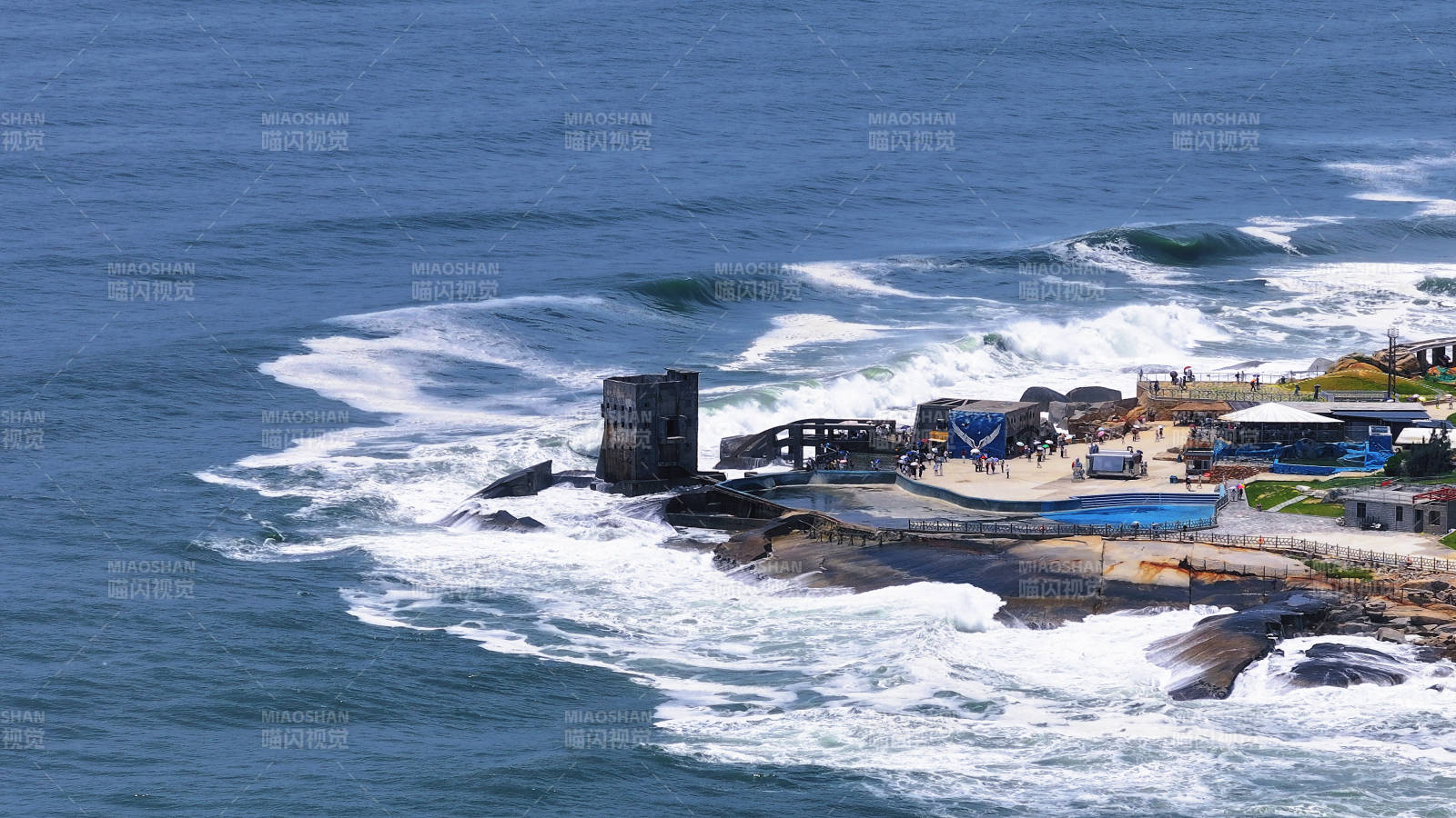 汕尾海邊巖石上的建筑群