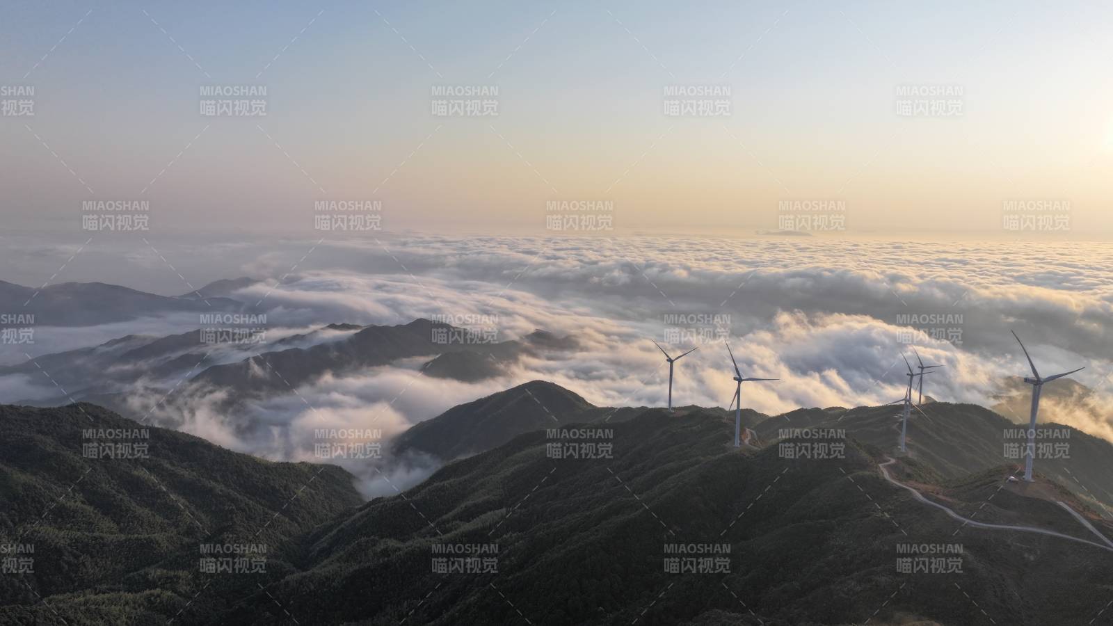江西亂羅嶂云海之巔 風車旋轉