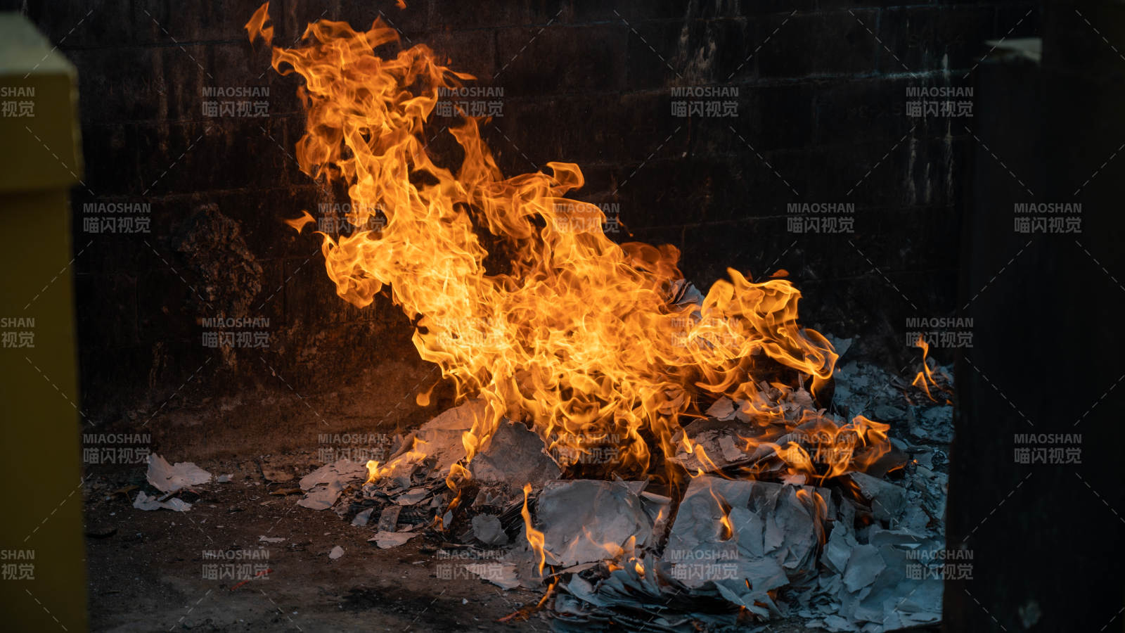 火焰熊熊燃燒在廢墟中