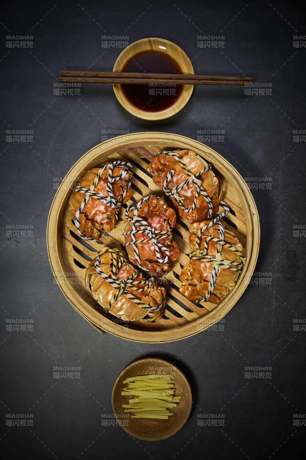 蒸蟹配姜絲醬油