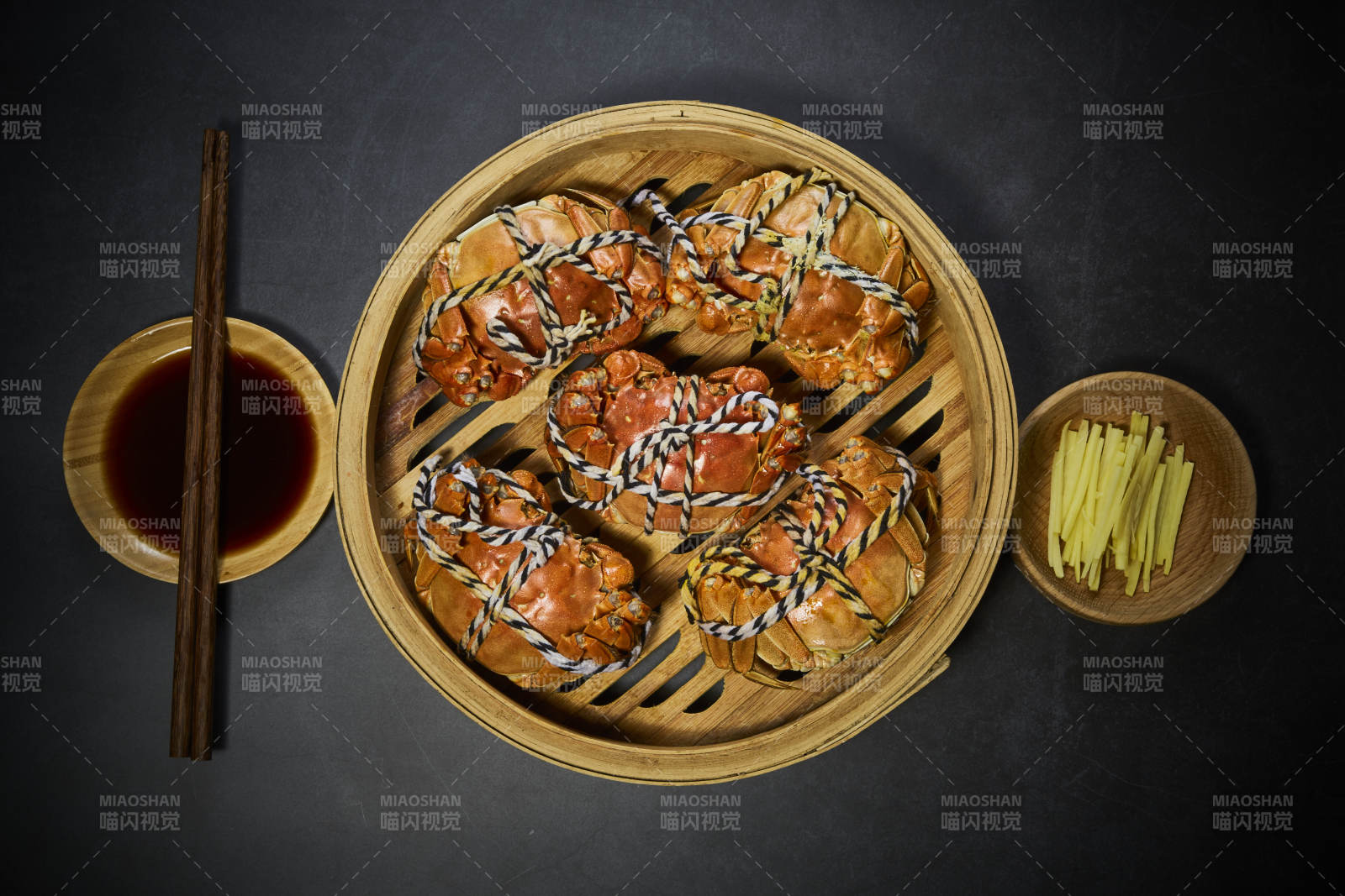 蒸蟹配姜絲醬油