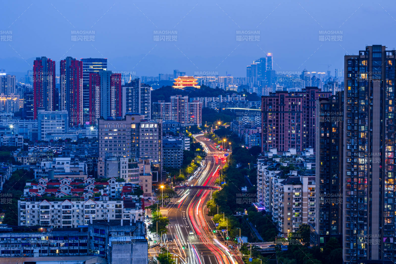 福州城市夜景燈光流線與遠處的鎮海樓