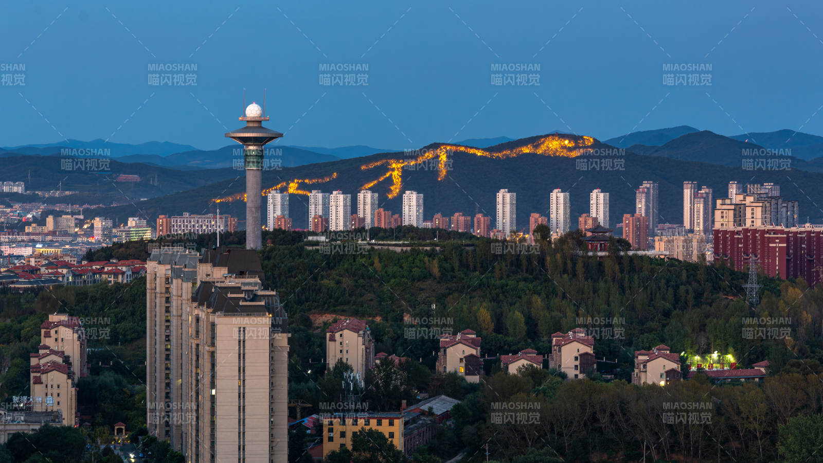吉林市的城市夜景與山間燈光