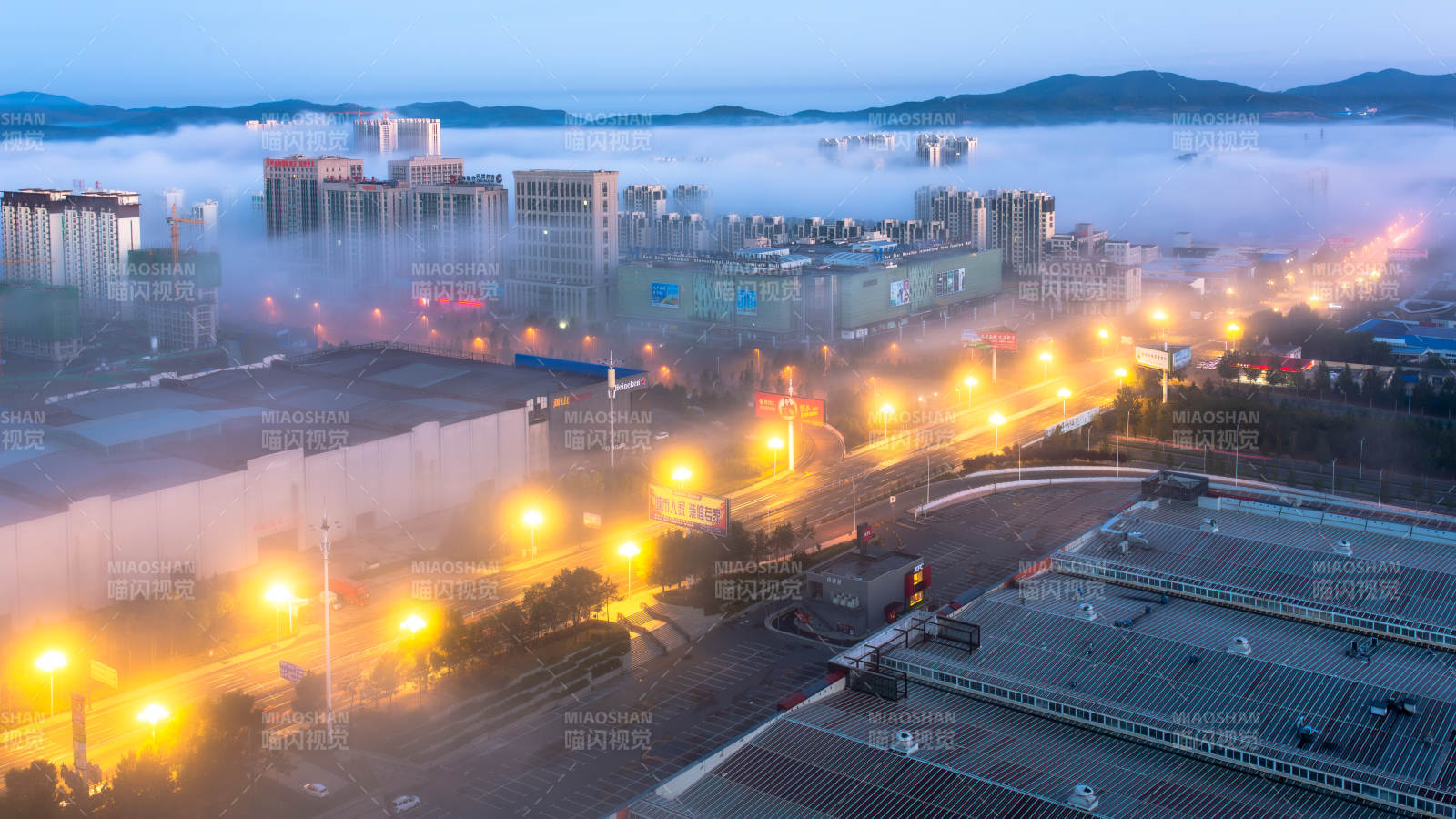 晨霧中的城市燈火輝煌
