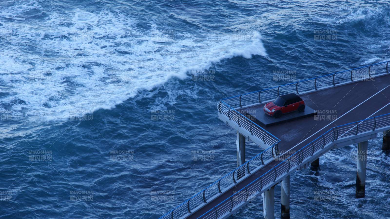 海浪中的橋上紅車