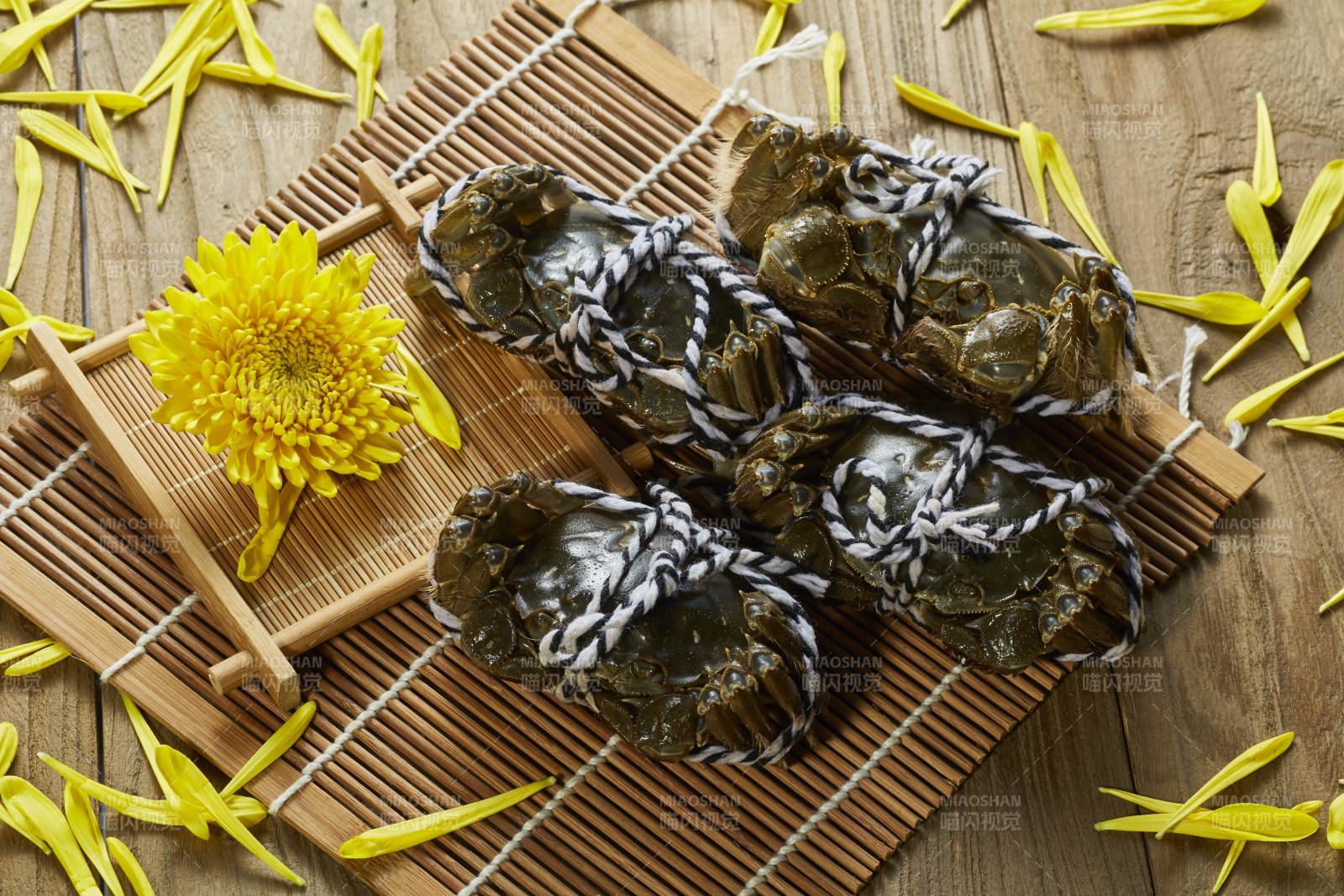 蒸螃蟹與菊花點(diǎn)綴