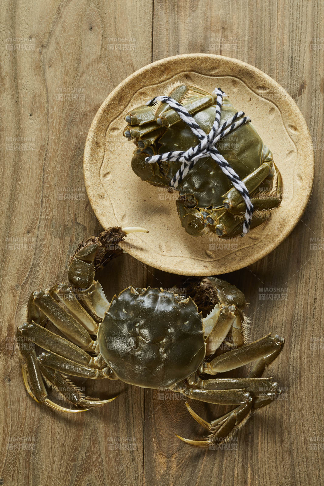 盘中两只绑绳螃蟹