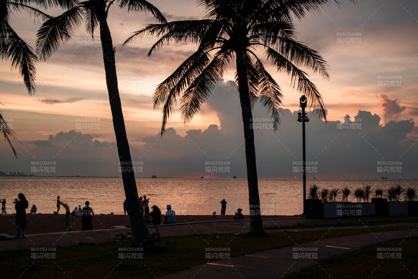 夕陽下的海濱剪影