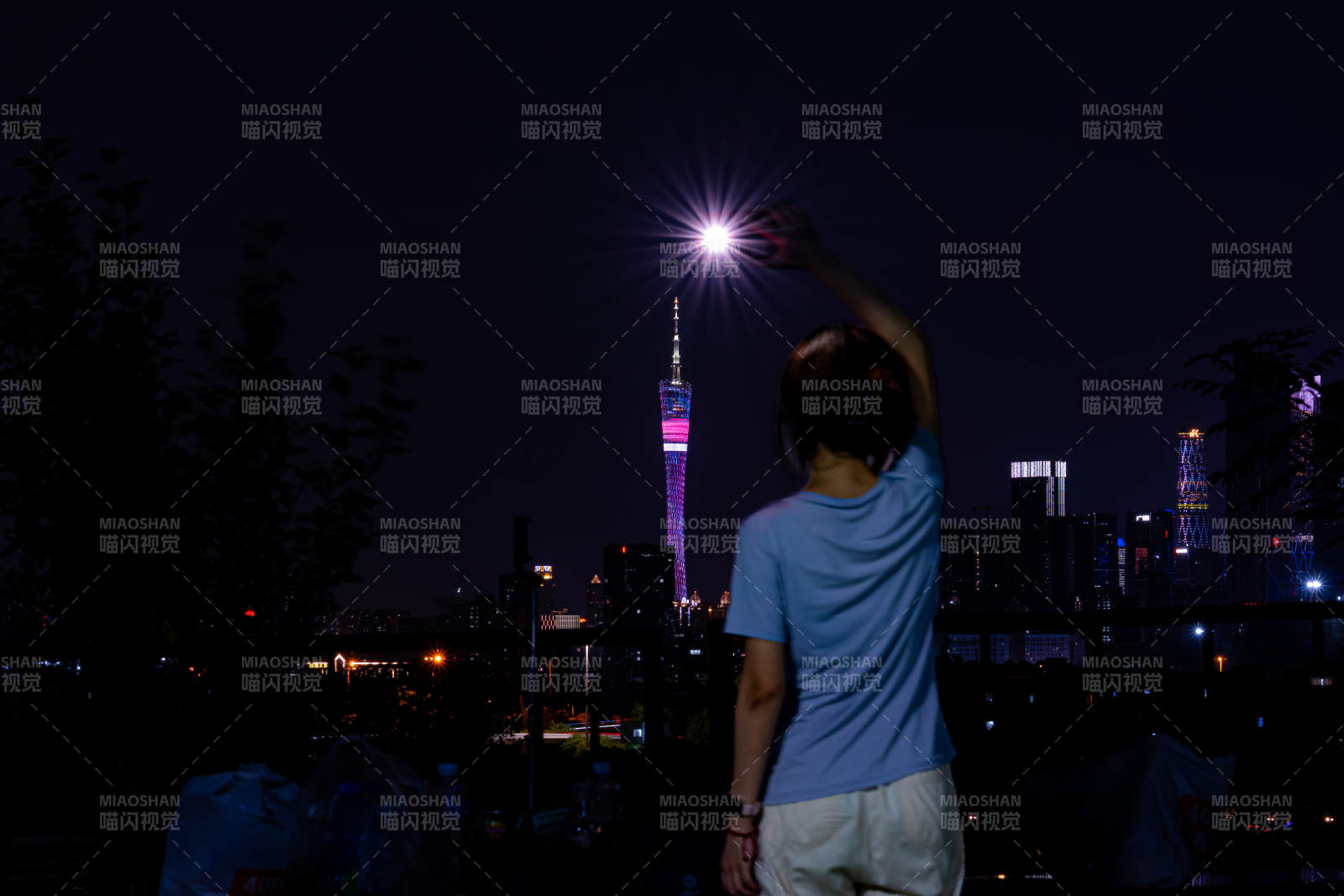夜景下的塔尖與人影