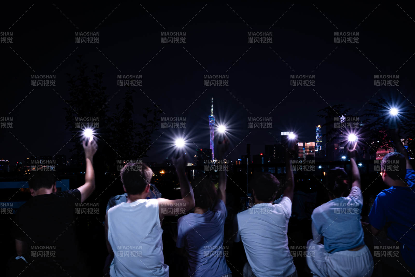 夜景下的閃光合影