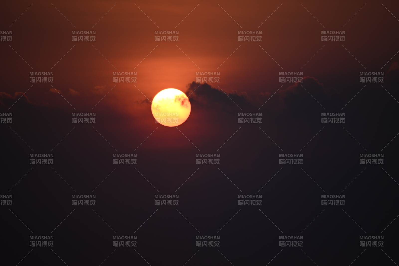 夕陽西下 云影相伴