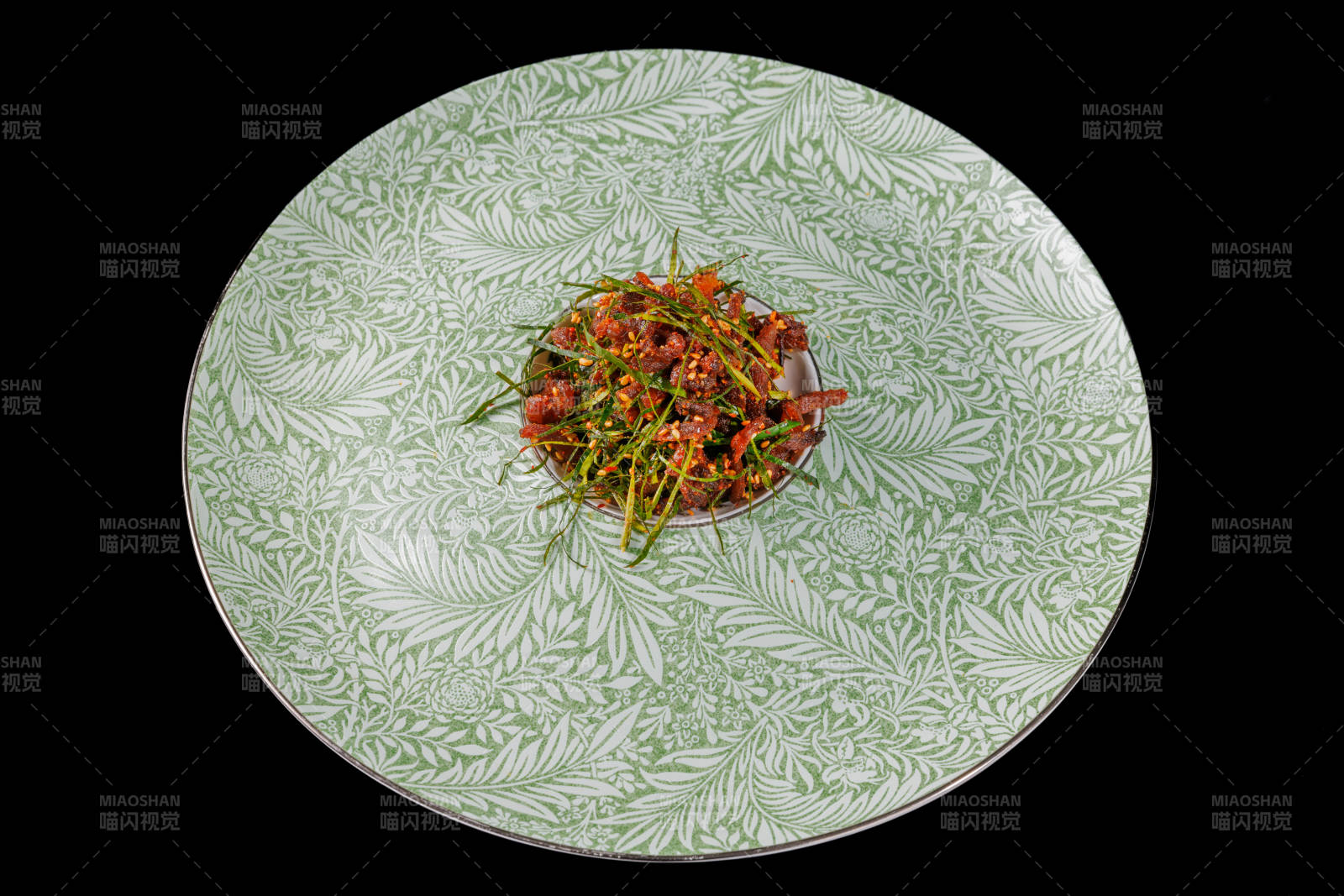 綠葉盤上的美味小菜
