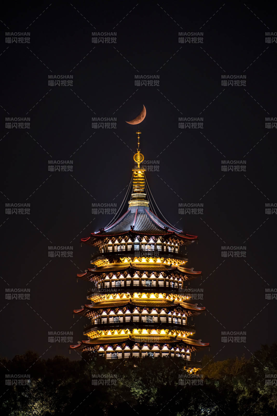 夜色中的雷峰塔與新月