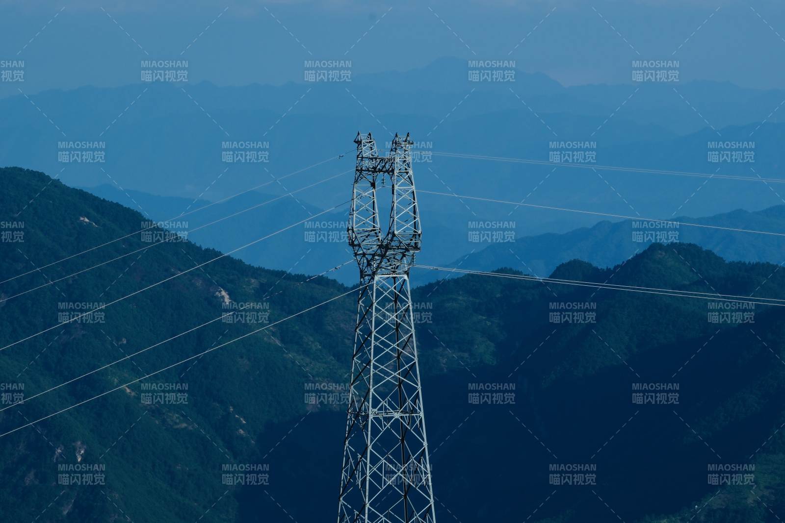 山間高壓電塔與遠山