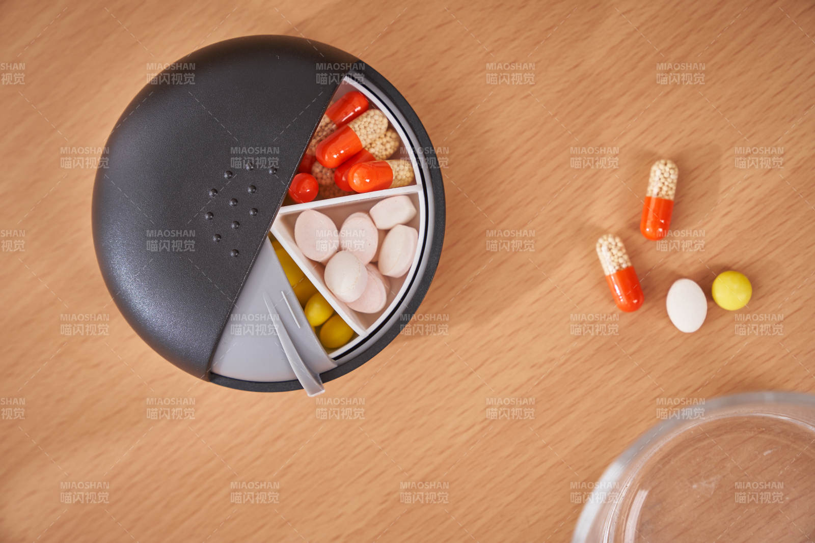 藥盒與膠囊特寫