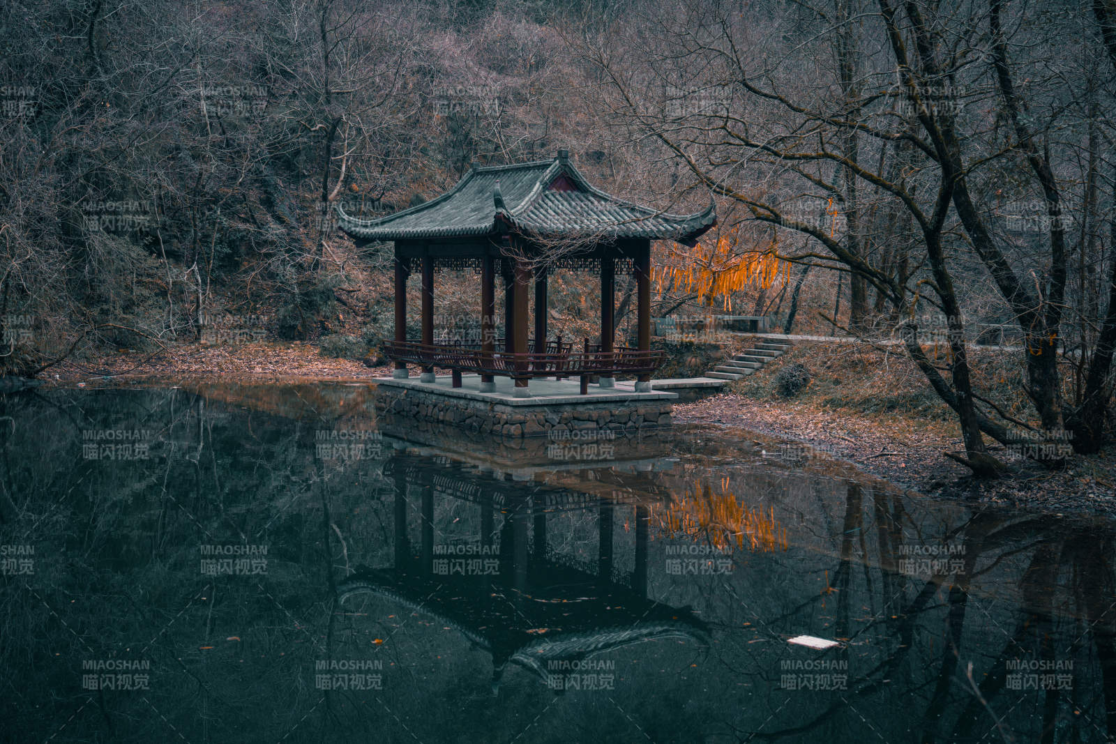 湖畔古亭秋色濃