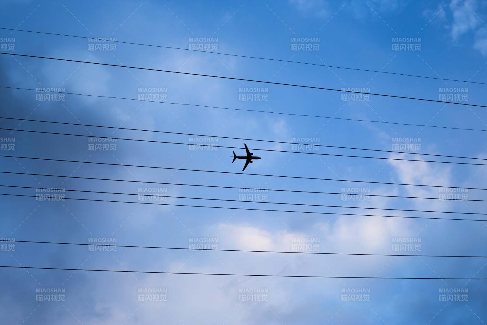 飛機(jī)穿越電線的天空