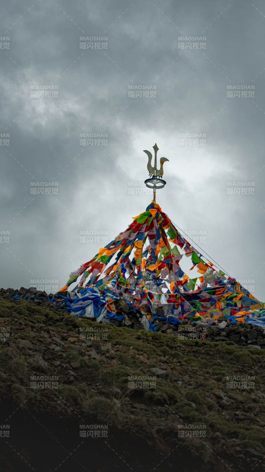 藏旗 風(fēng)馬旗塔在云端飄揚(yáng)