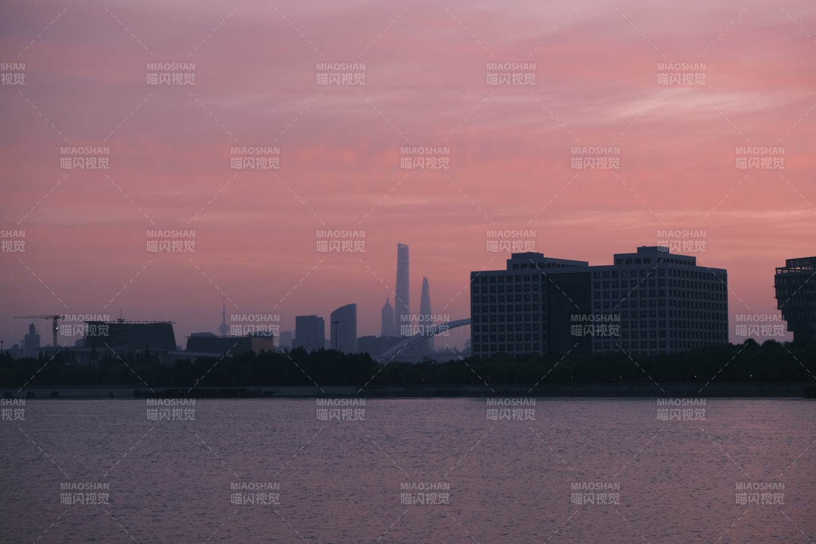 黃昏下的城市剪影