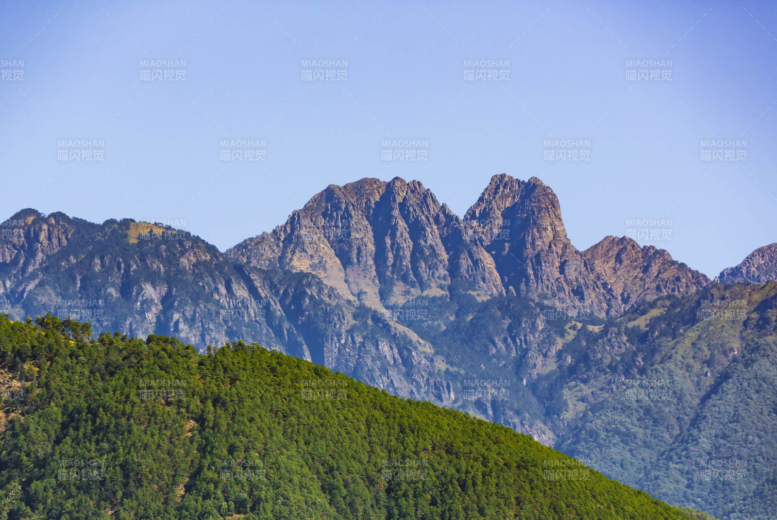 螺髻山 青山疊翠 藍天映襯