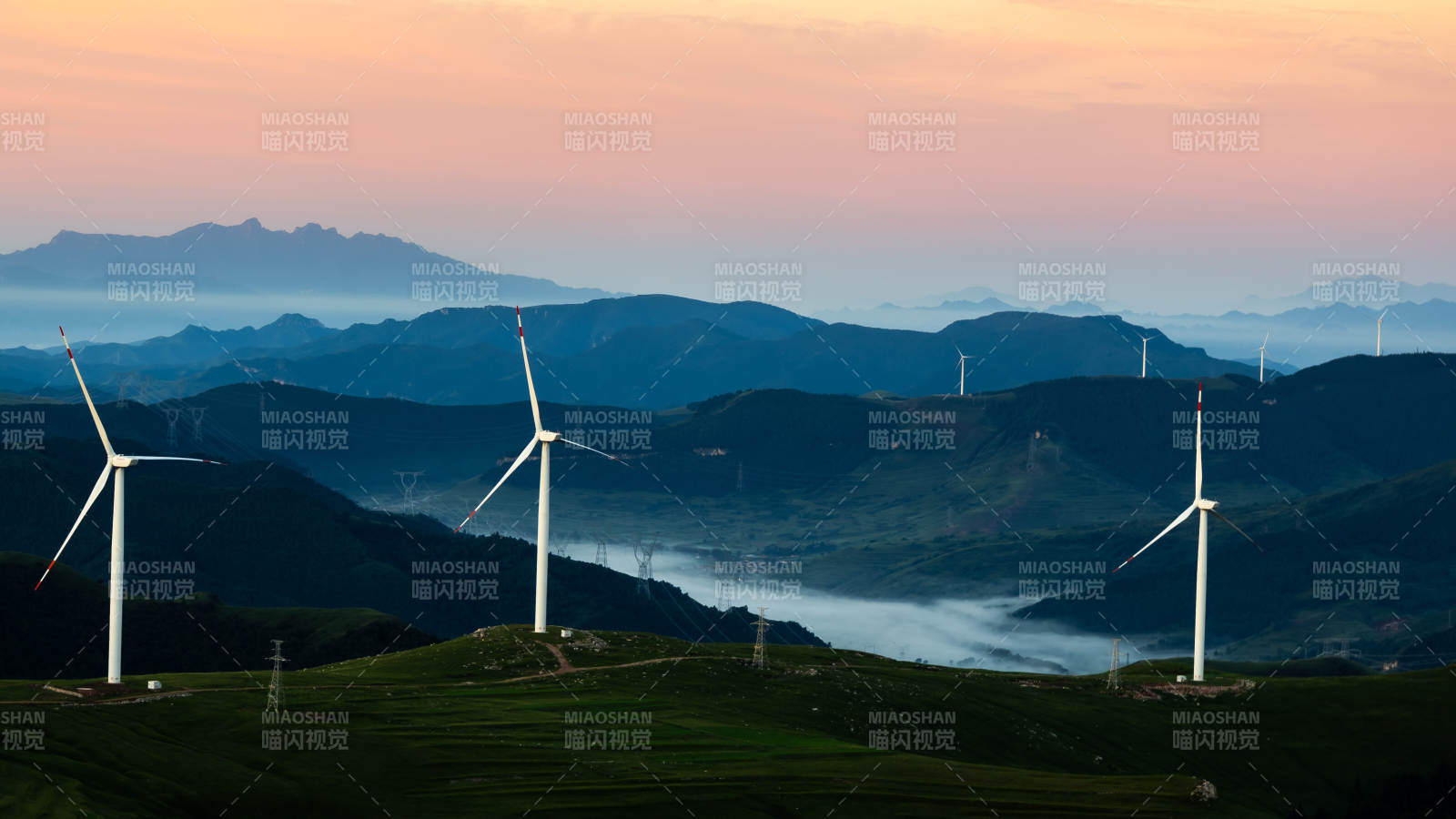 山間風(fēng)車迎朝霞 孤山