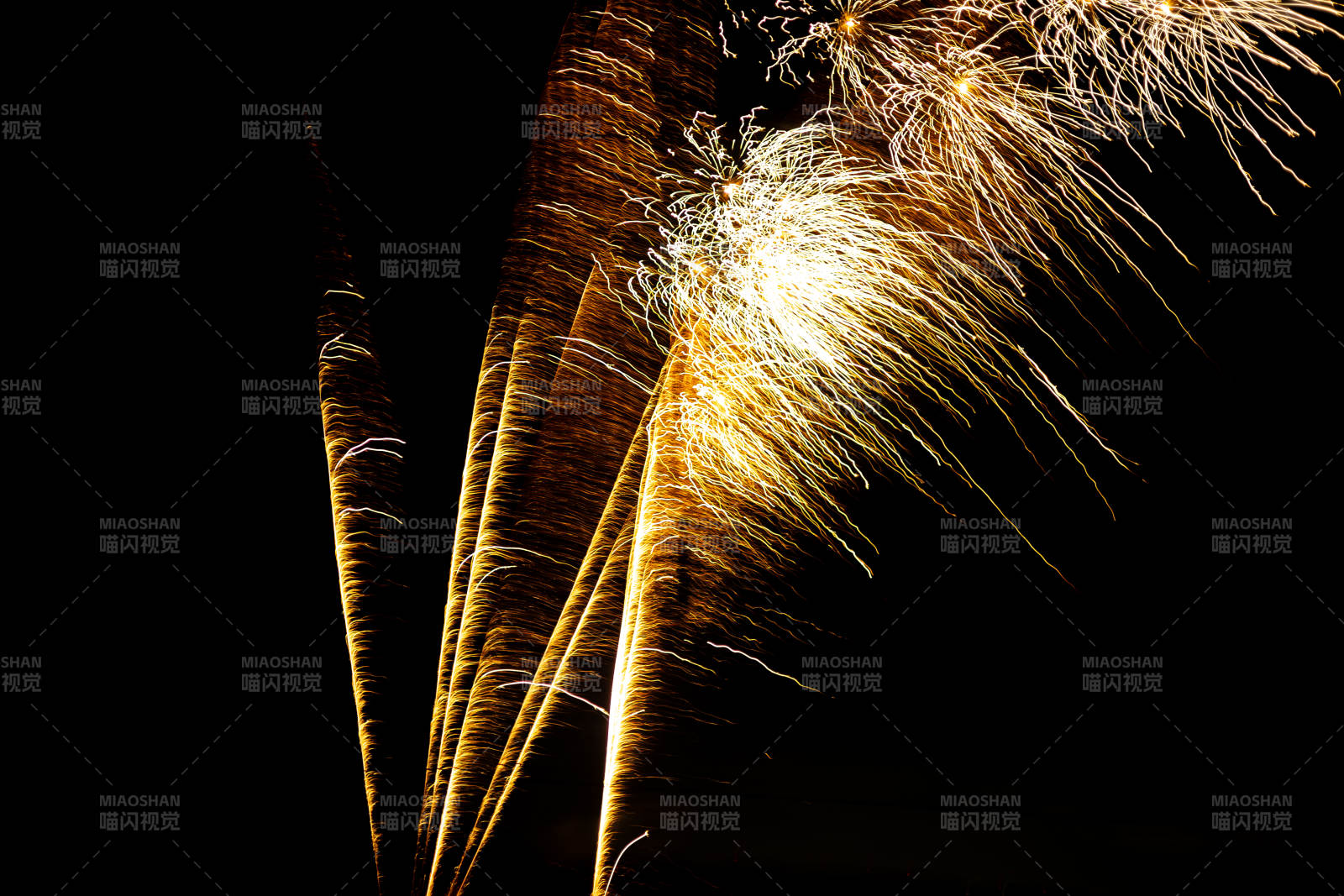 夜空中的煙花綻放
