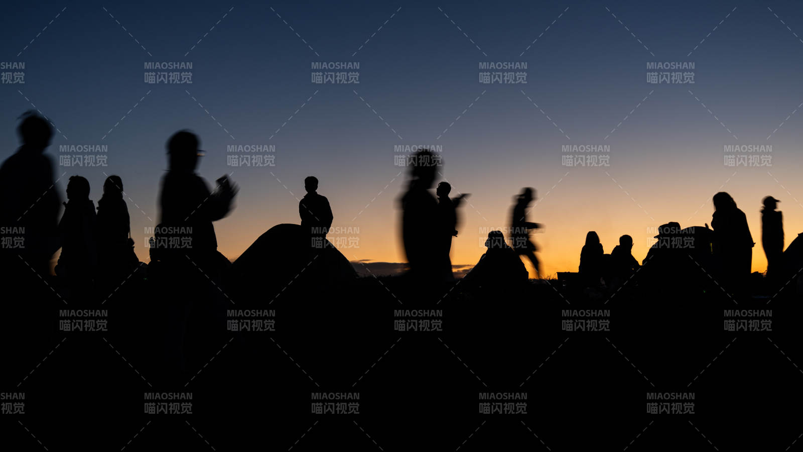 黃昏剪影 人群與帳篷