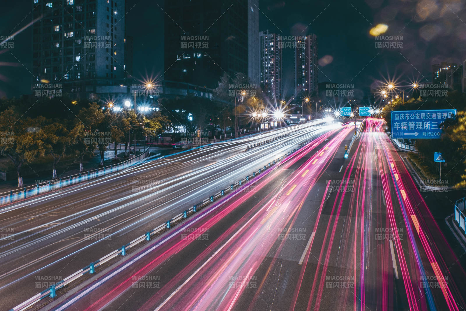 夜幕下的城市車流光影