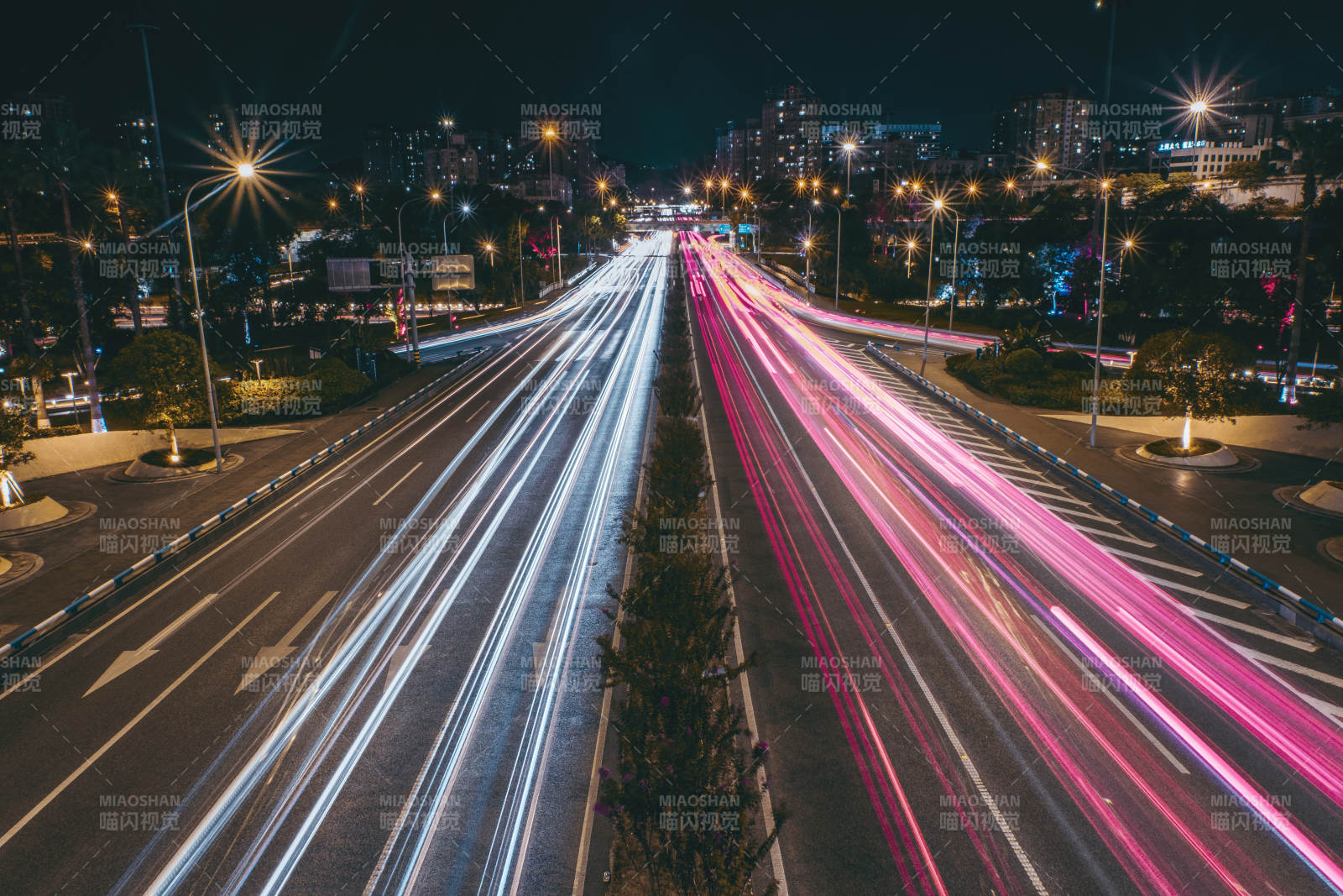 夜幕下的城市車流光影