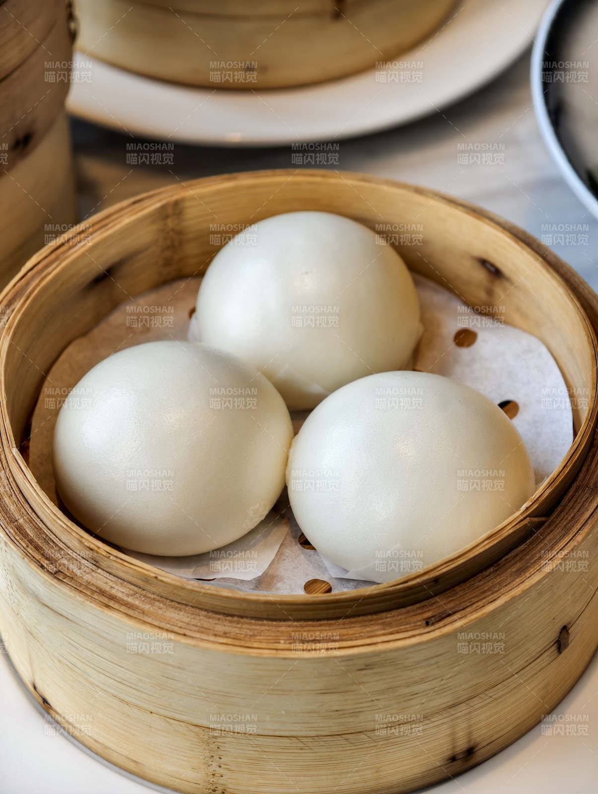 蒸籠里的白色饅頭