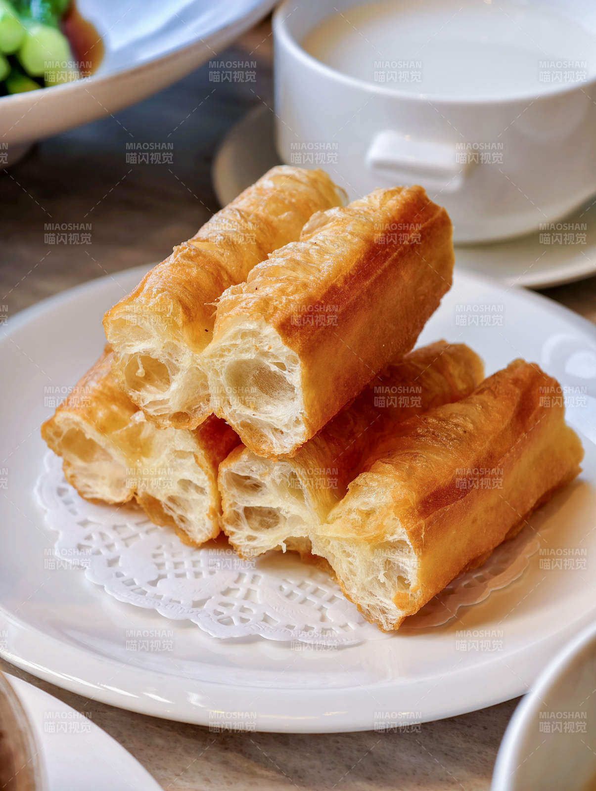 金黃酥脆油條配豆漿