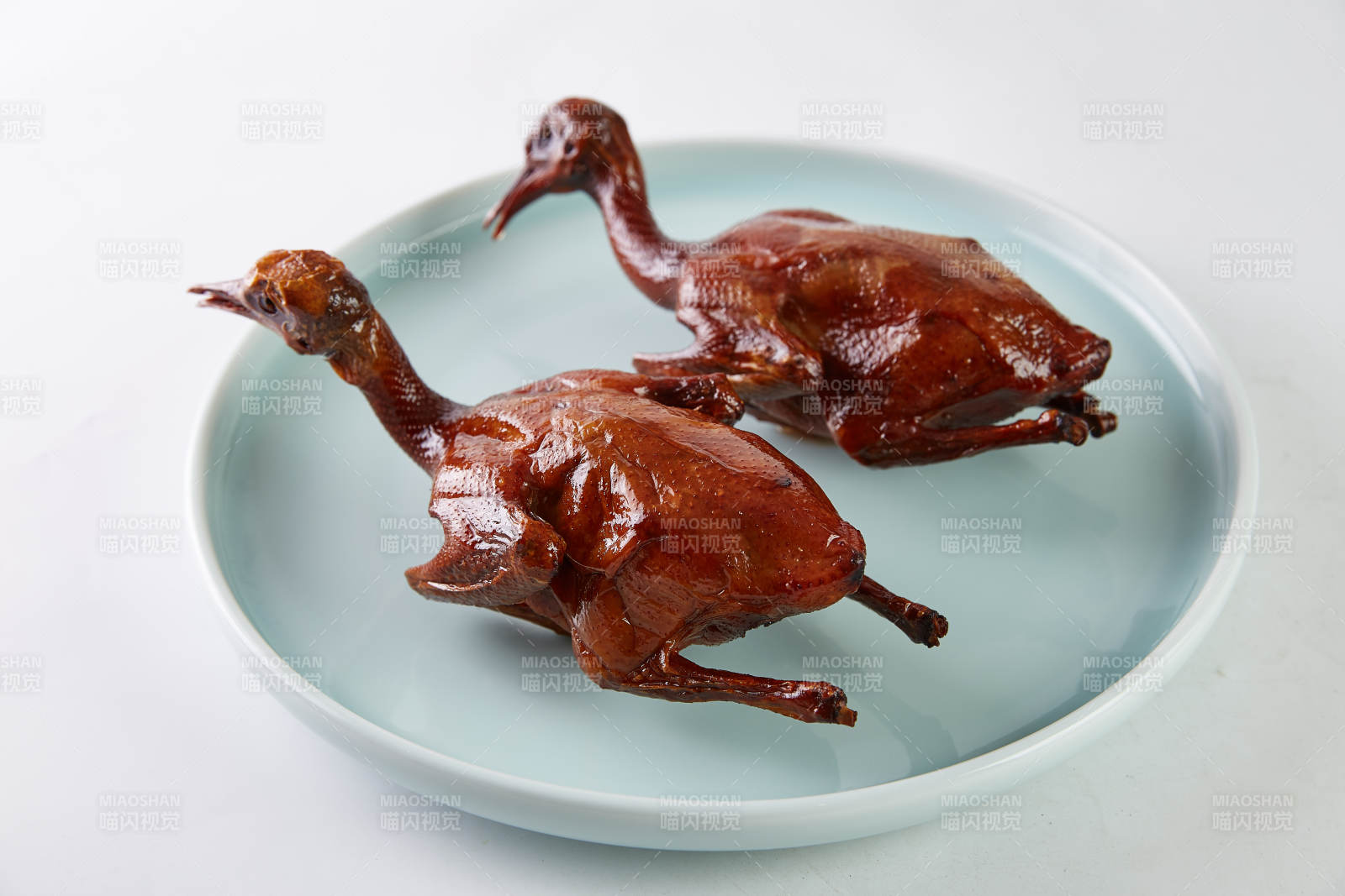 烤乳鴿盤中呈現(xiàn)美味