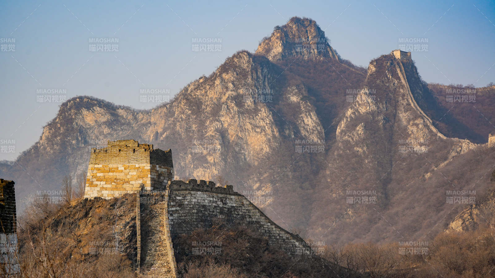 長城與山巒的壯麗景色
