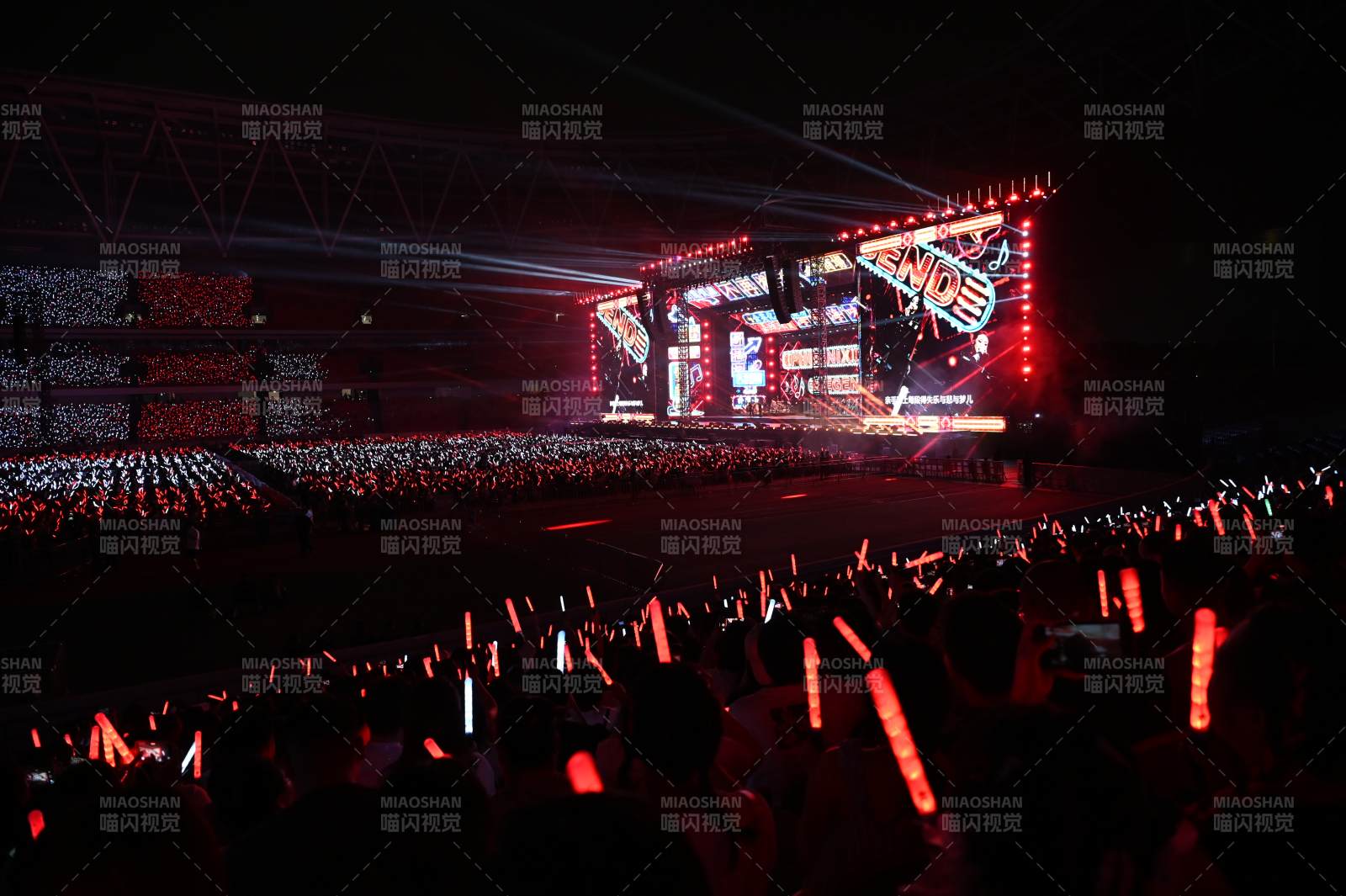 演唱會現場燈光璀璨
