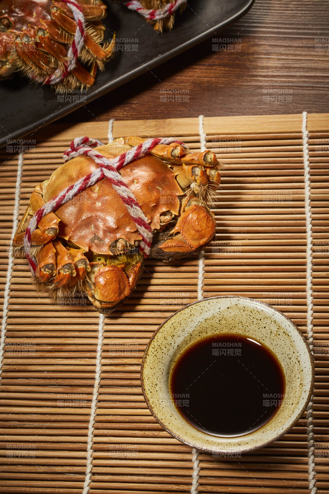 清蒸大閘蟹配醬油