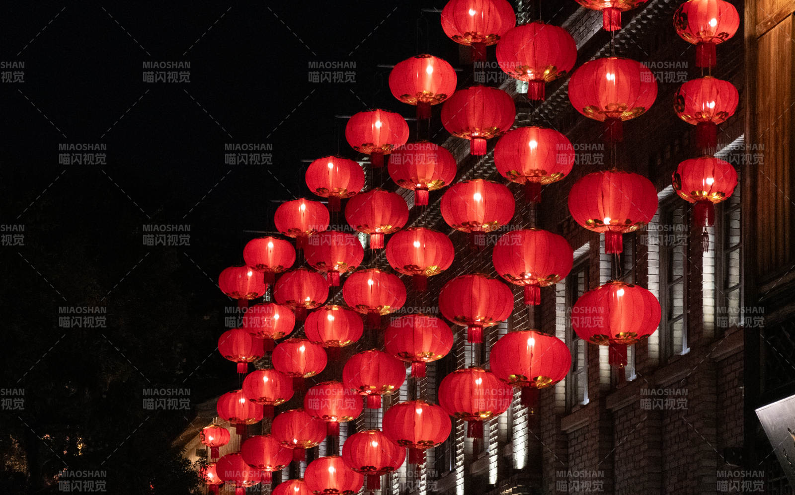 夜幕下的紅燈籠裝飾