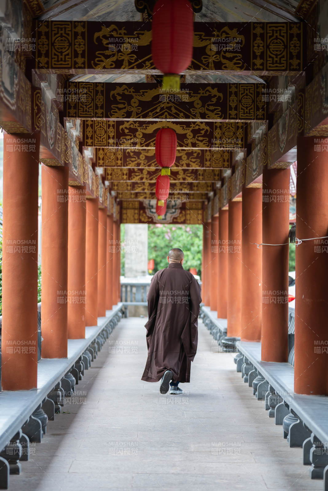 古寺長廊 僧人獨行