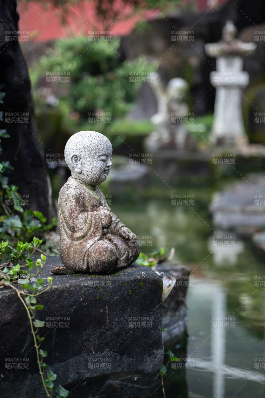 靜謐佛像 水畔禪意