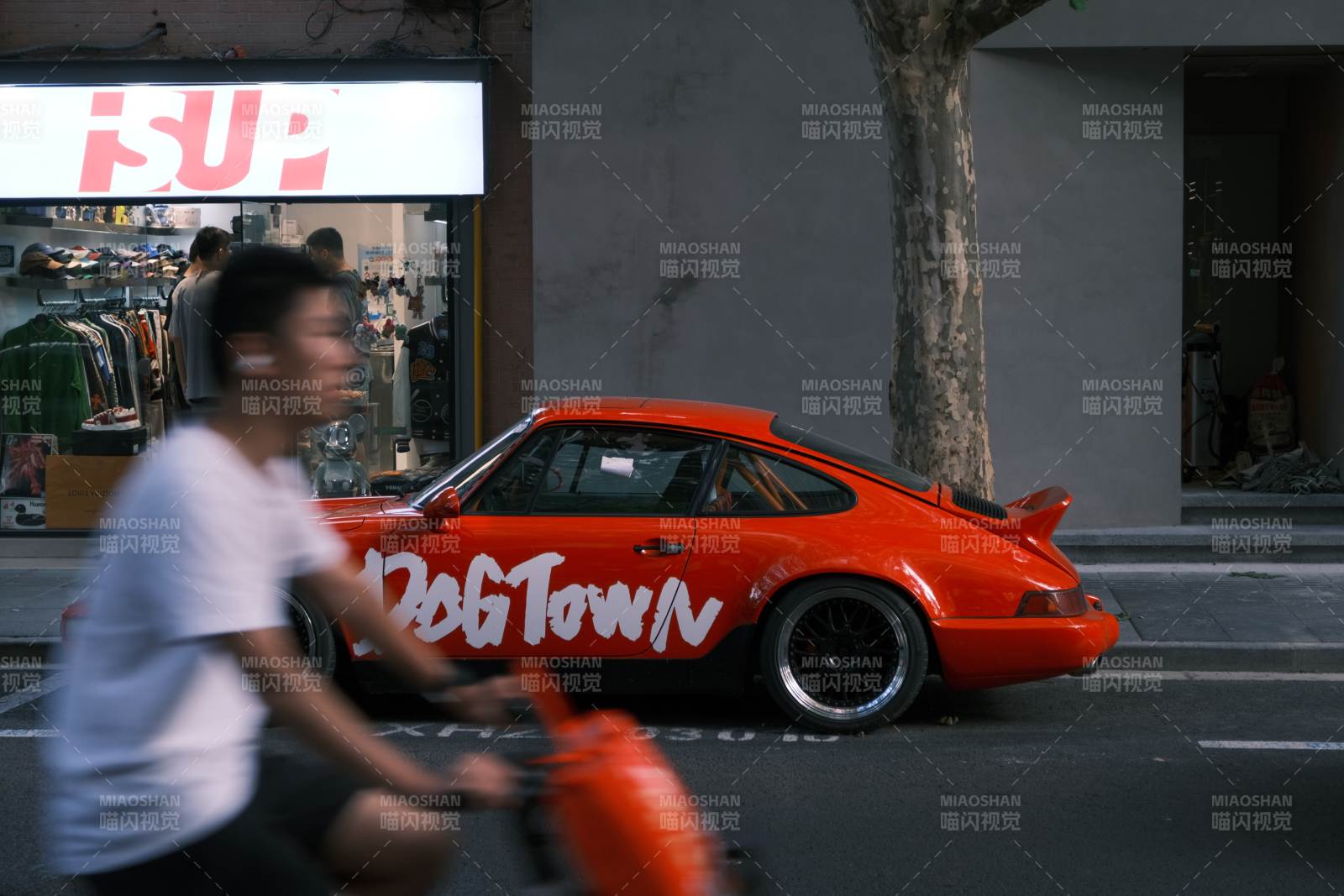 街頭疾馳的紅色跑車