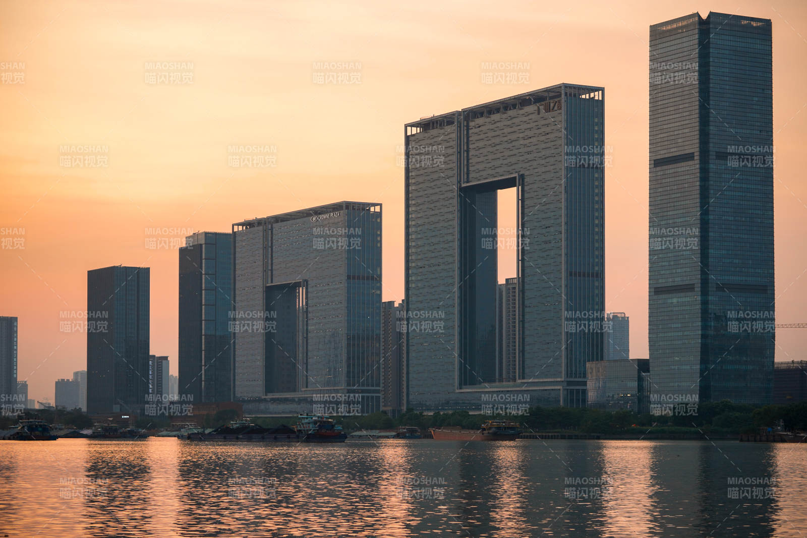 城市天際線與湖景黃昏 廣州之窗 黃昏