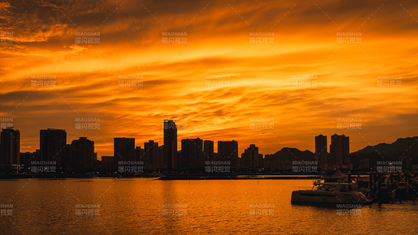夕陽映照城市剪影
