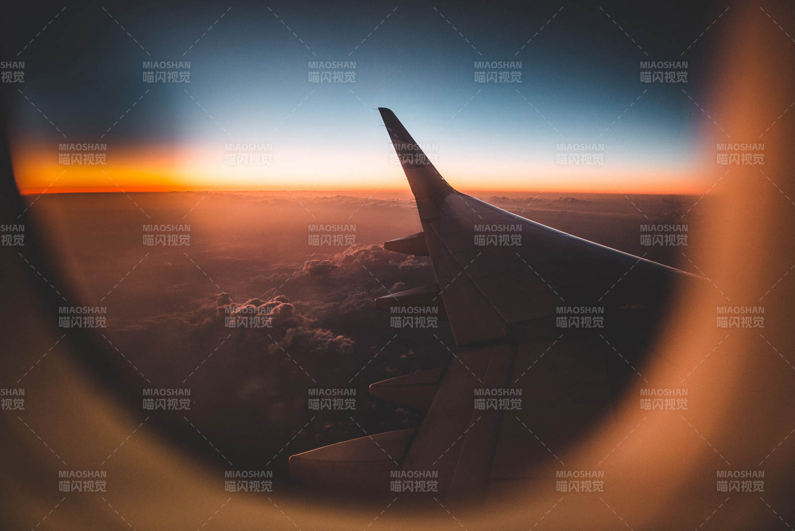 飛機窗外的夕陽美景