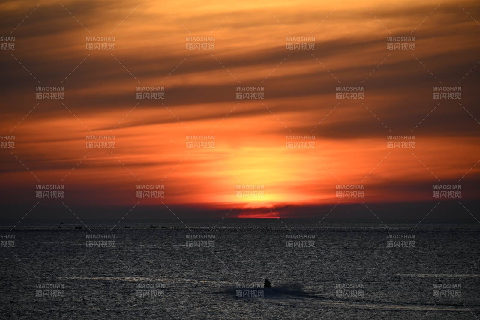 夕陽下的海上摩托艇