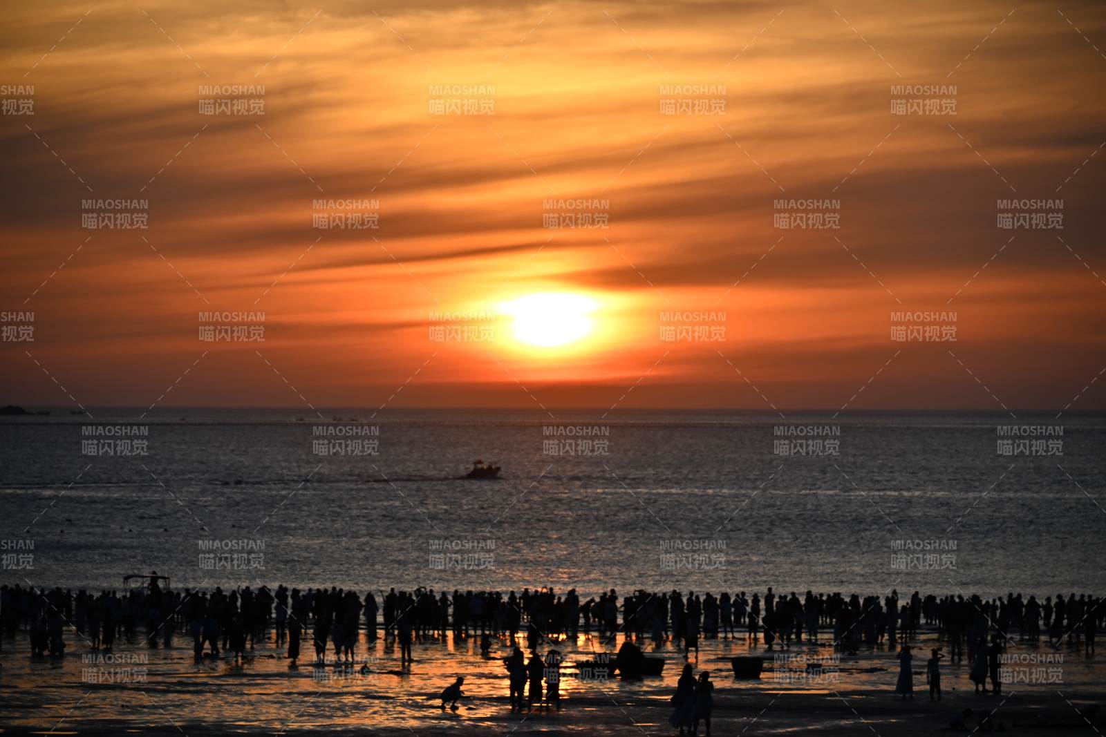 夕陽海灘 人影綽綽