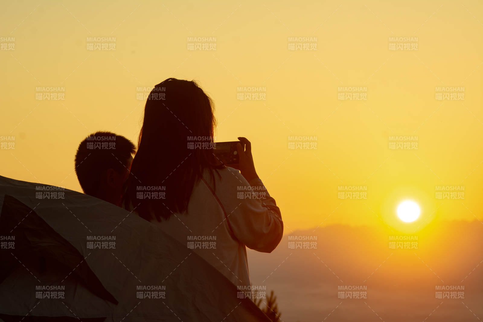 夕陽下的溫馨瞬間